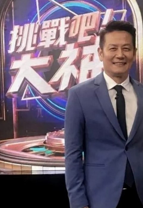 一群男女多人群P淫乱大战名场面大屌埋头深喉轮流骑上来操旁边妹妹观众扛起双腿狠干 - 每日1黑料海报